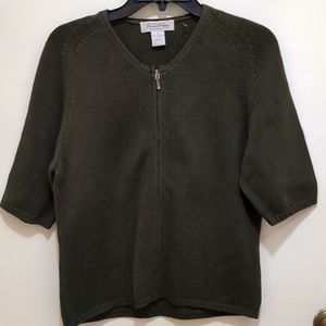 Brooks Brothers sweater Size M. Never worn in excellent condition.